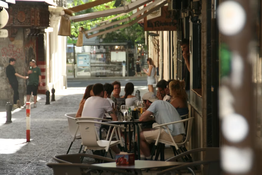 Stapelbar & robust: Der optimale Gastro-Terrassenstuhl für Restaurant und Café